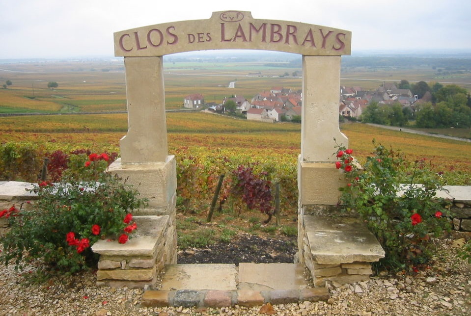 Clos des Lambrays - Eingangstor mit Mauer zum Clos